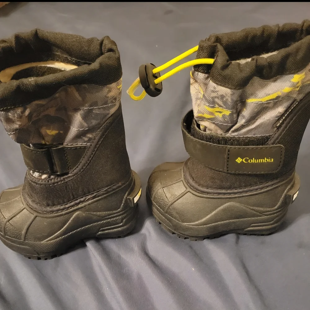 COLUMBIA Powerbug Plus II Winter SnowBoots Toddler 4 Waterproof Black Grey Neon
